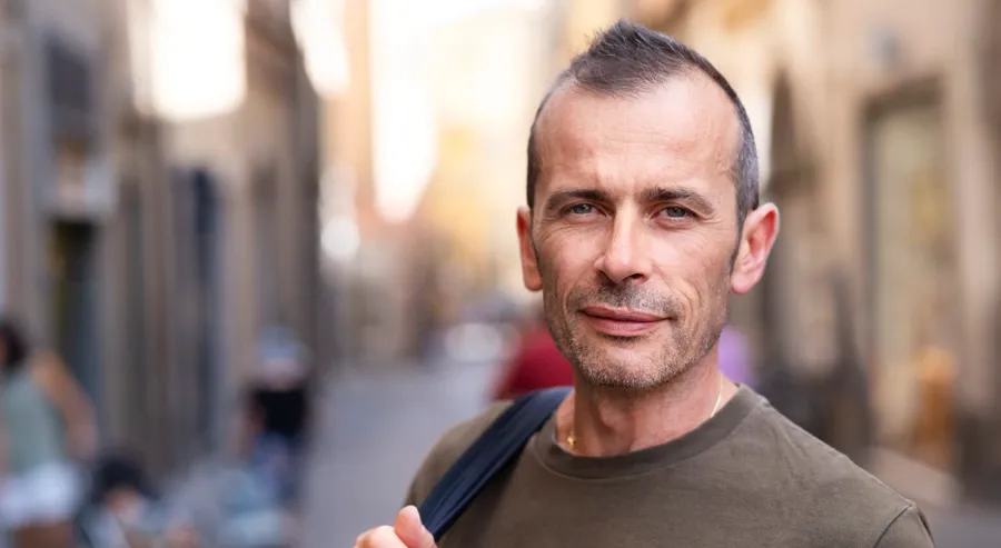 Afbeelding van Andrea. Andrea kreeg in 2022 de diagnose MS. Andrea heeft meerdere keren te maken gehad met urineweginfecties en gebruikt nu Luja om zijn blaasklachten onder controle te houden. Andrea ervaart het voordeel dat hij de sonde niet hoeft te herpositioneren.
