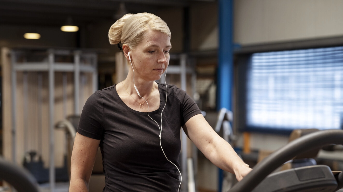 Afbeelding van Ilse in de sportzaal. Zelfkatheteriseren is een manier om de blaas te ledigen met een klein, hol buisje dat een katheter wordt genoemd. 