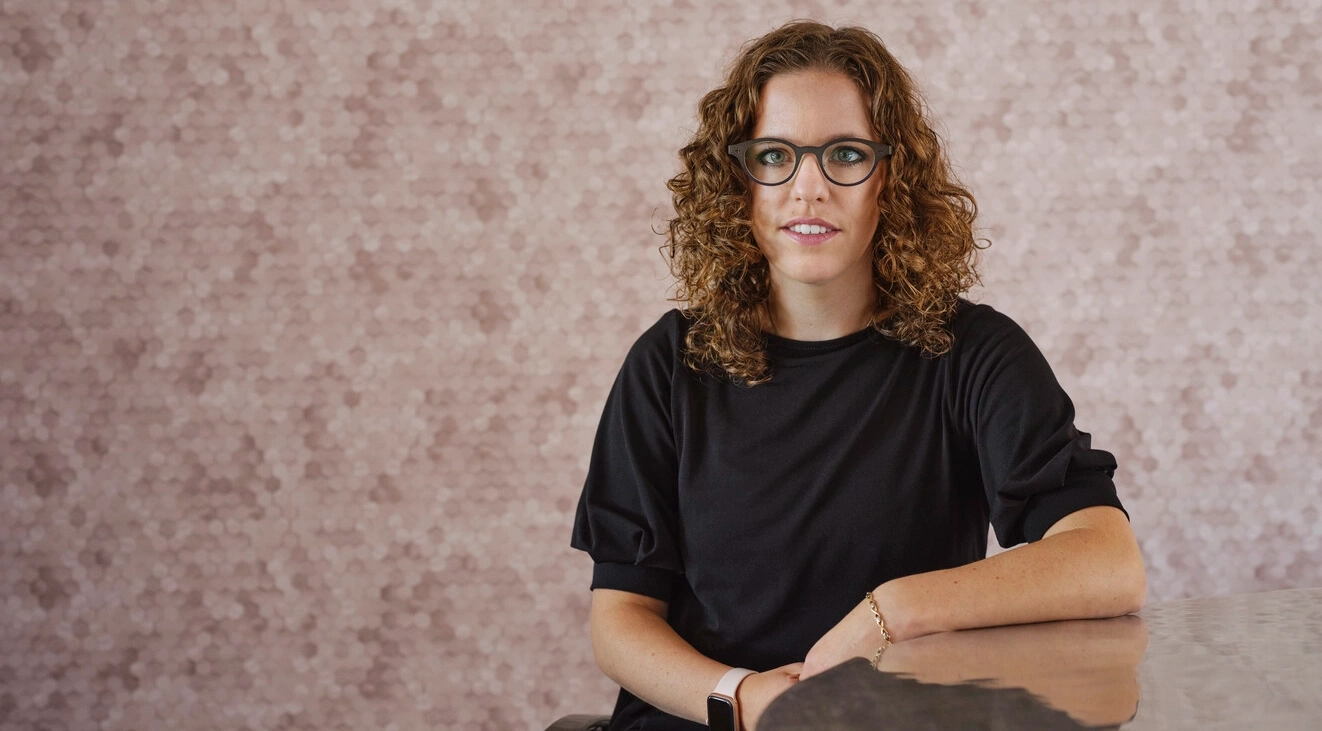 Portretfoto van Marianne, die met blaasproblemen leeft als gevolg van haar MS. Marianne gebruikt intermitterende katheters om haar symptomen beter te reguleren. 