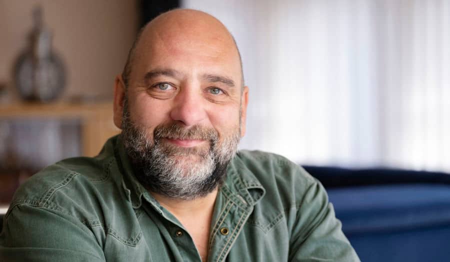 Afbeelding van Michael, die leeft met Multiple sclerose. Michael gebruikt intermitterende katheters om zijn klachten te beheersen. 