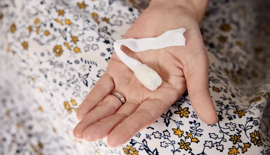 Afbeelding van een hand die de Peristeen Anaal plug vasthoudt.  De Peristeen Anaal plug creëert een barrière in het rectum en helpt de controle over ongewild verlies van ontlasting terug te krijgen, waardoor je een gevoel van veiligheid en gemoedsrust ervaart.  