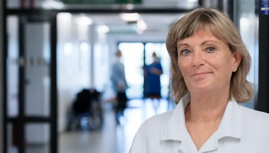 Portretfoto van Anna, een zorgprofessional. Darmspoelen houdt in dat er water in de darm wordt gebracht om de ontlasting in het rectum en de darm te verwijderen