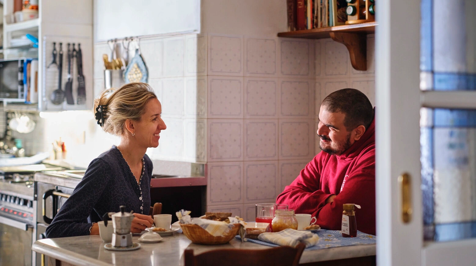 Foto van Elisa die samen met haar partner in een keuken zit. Deze pagina is bedoeld om een overzicht te geven van de verschillende soorten sondes die Coloplast aanbiedt en enkele van hun kenmerken 