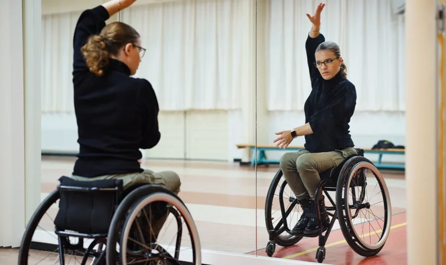 Foto van Marianne in haar dansstudio. Marianne heeft rolstoeldansen ontdekt en voert samen met haar danspartner dansen uit zoals de rumba, paso doble en chachacha. 