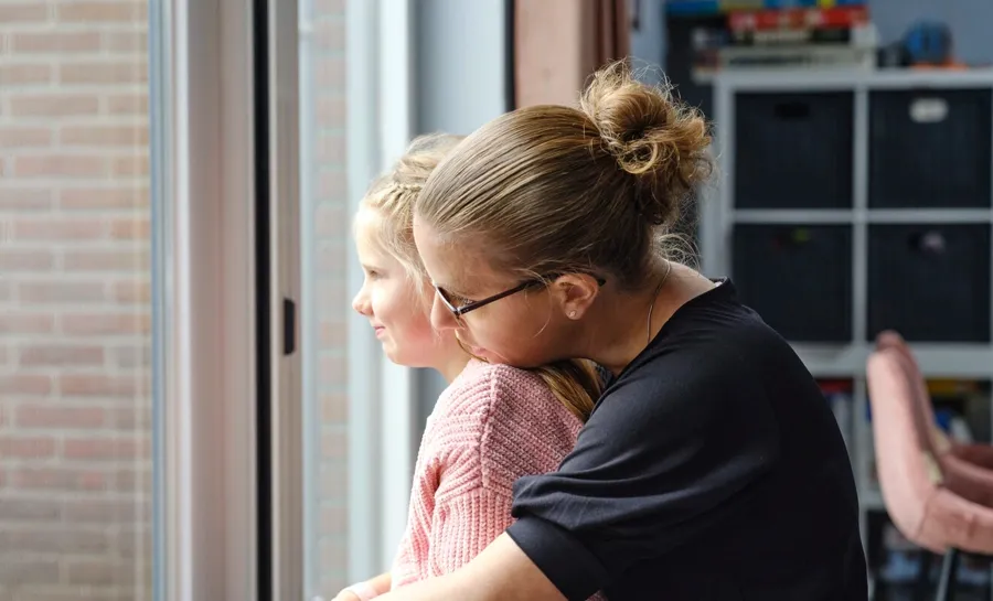 Spontane foto van Marianne en haar dochter. Toen Marianne’s klachten verergerden, nam ze contact op met haar arts. Uiteindelijk kreeg ze de diagnose MS. 