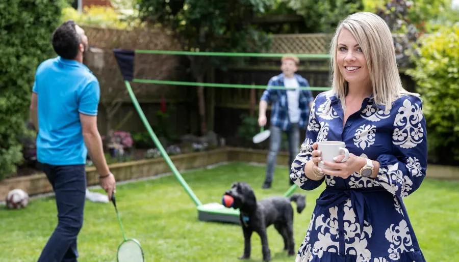 Laura staat in haar tuin. Toen Laura begon met katheteriseren, slaagde ze er al snel in een routine te ontwikkelen. 