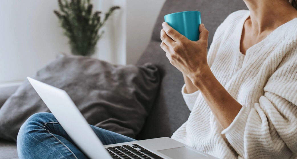 Afbeelding van een vrouw met een glas water in haar hand. De blaas is een hol orgaan dat urine bewaart tot je kunt plassen. De blaas kan groter worden om urine op te slaan. Als je gaat plassen, trekt de blaas samen en duwt het de urine via de plasbuis naar buiten.  