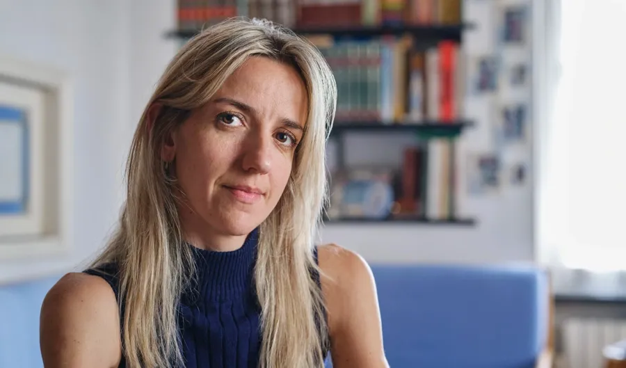 Portretfoto van Elisa. Elisa leeft met MS en heeft problemen gehad met het volledig ledigen van haar blaas.  Dit resulteerde er soms in dat Elisa een urineweginfectie opliep. 