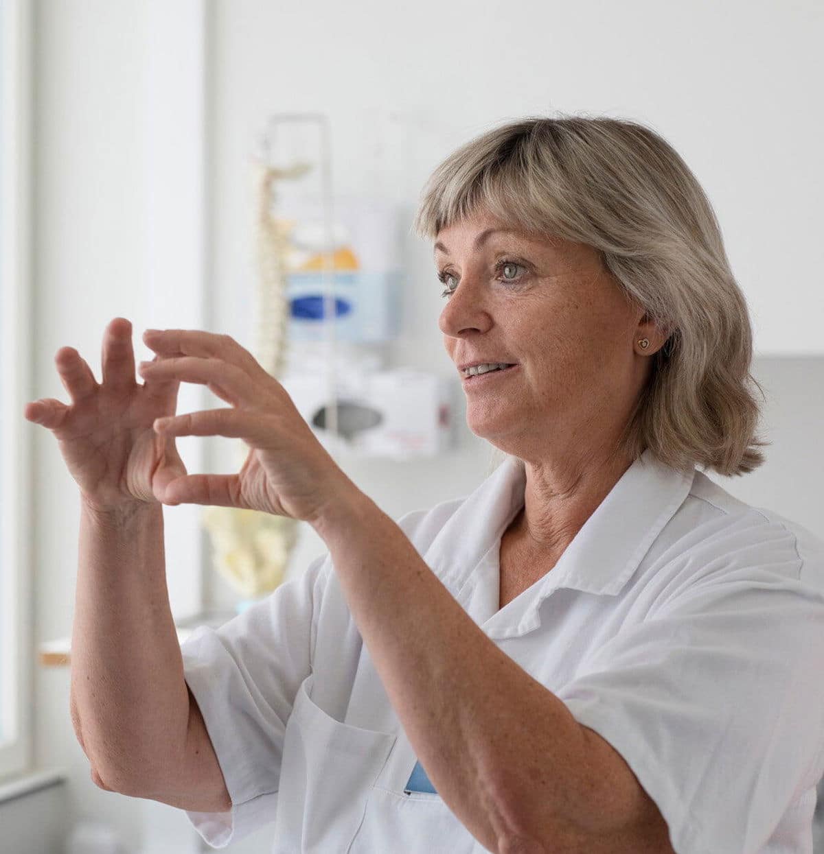 Portretfoto van Anna, een opgeleide verpleegkundige, die de werking van de darmen uitlegt. Als je last hebt van chronische verstopping, moeite hebt met het onder controle houden van je darmen, of regelmatig vloeibare of harde ontlasting heeft, kan je MS invloed hebben op je darmen. 
