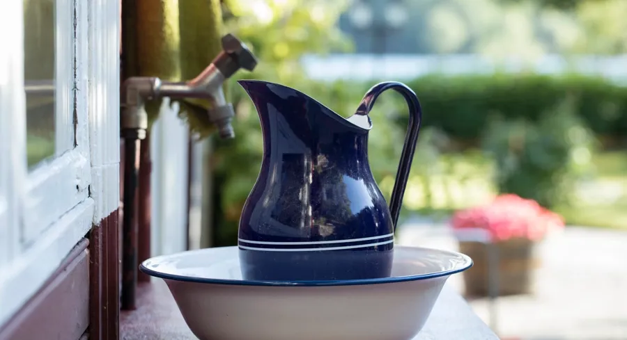 Afbeelding van een waterkan. Urineweginfecties bij mensen met MS kunnen vaak ook ernstiger zijn dan bij mensen zonder MS, omdat andere MS-symptomen kunnen verergeren. 